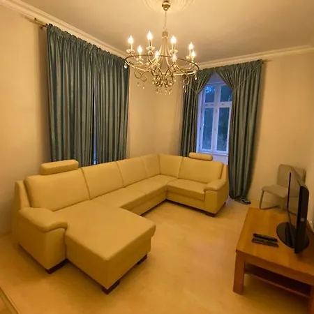 Green Forest Apartment *